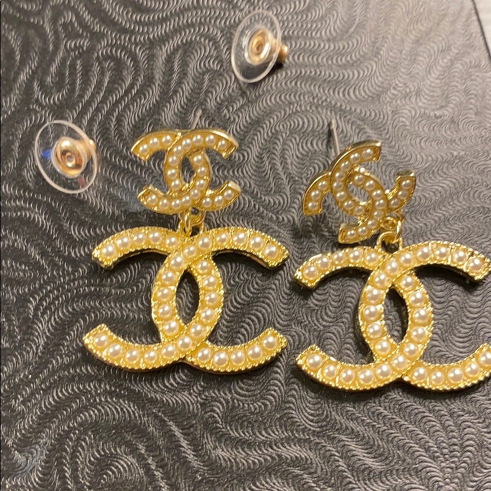 Pear Chanel earrings 💋😍